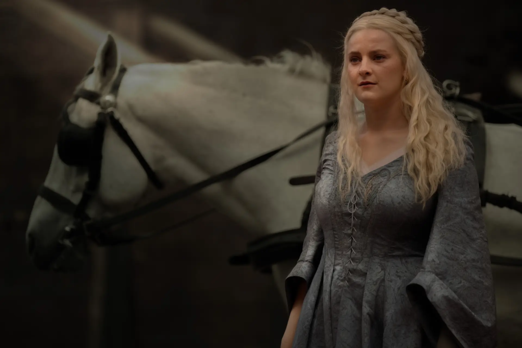 Cena de A Casa do Dragão com a personagem Helaena Targaryen montando Dreamfyre.
