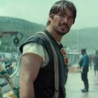 Josh Hartnett em cena da série Profundezas da Netflix, enfrentando uma criatura aterrorizante.