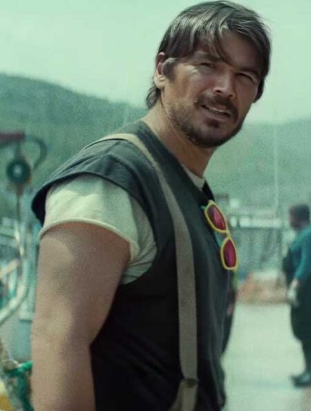 Josh Hartnett em cena da série Profundezas da Netflix, enfrentando uma criatura aterrorizante.
