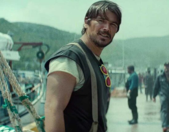 Josh Hartnett em cena da série Profundezas da Netflix, enfrentando uma criatura aterrorizante.