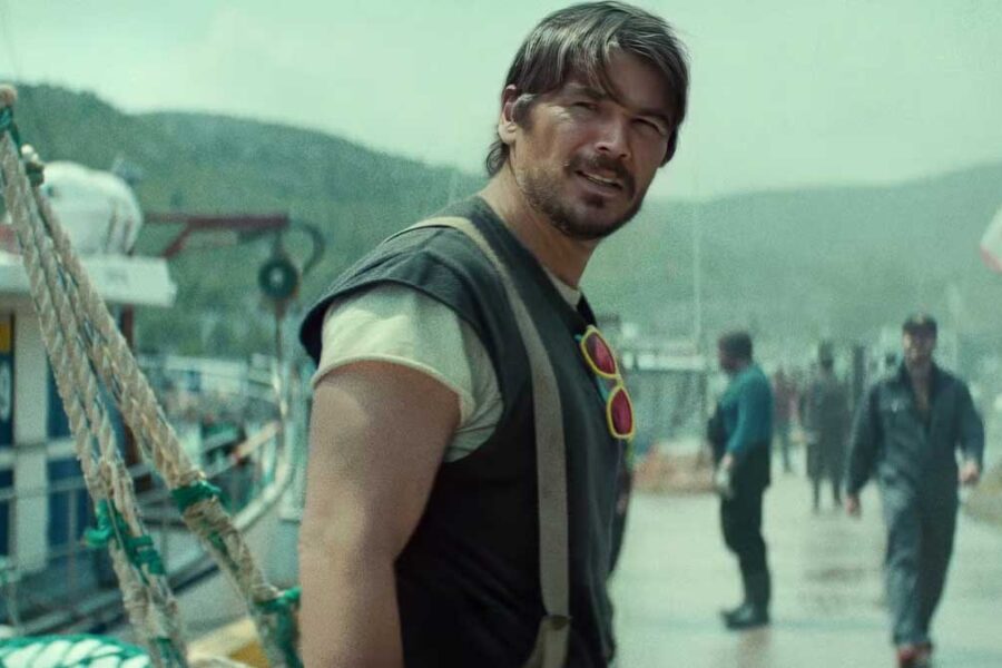 Josh Hartnett em cena da série Profundezas da Netflix, enfrentando uma criatura aterrorizante.