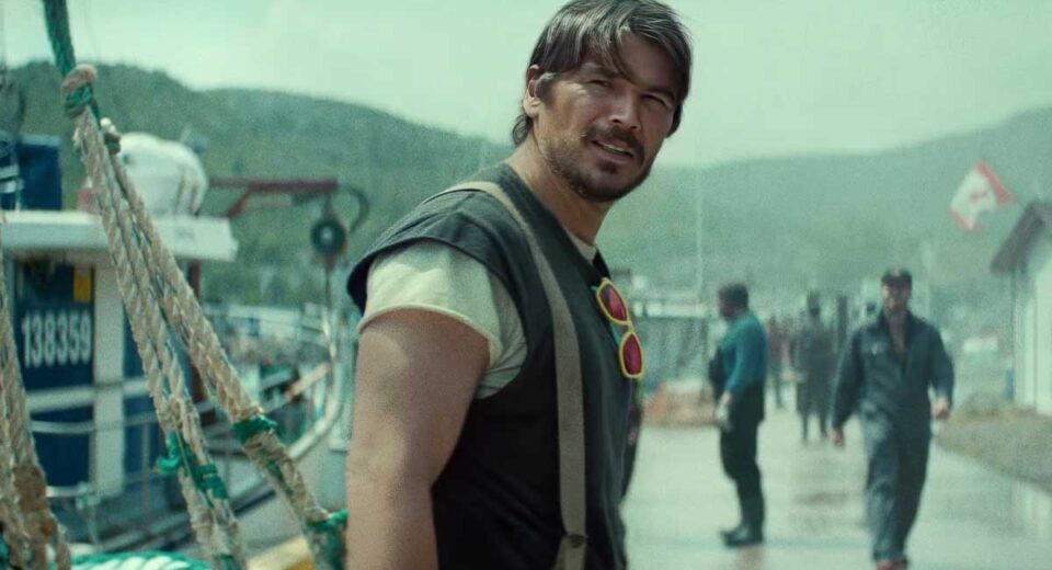 Josh Hartnett em cena da série Profundezas da Netflix, enfrentando uma criatura aterrorizante.