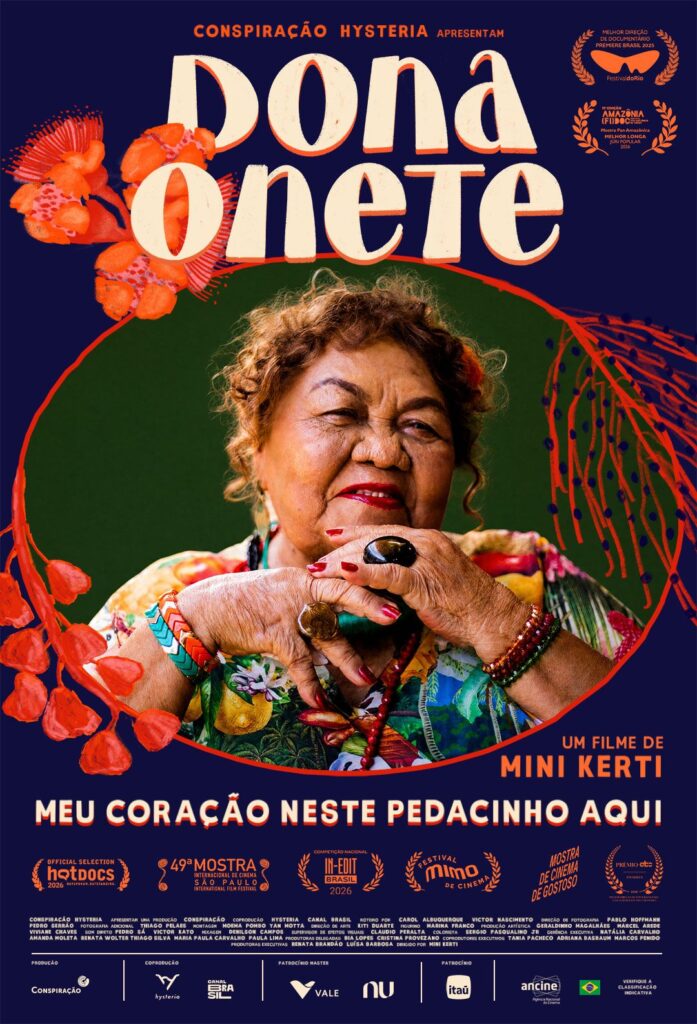 Cartaz oficial do documentário Dona Onete - Meu Coração Neste Pedacinho Aqui, com imagem da cantora.