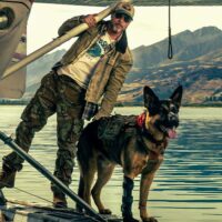 Brad Pitt se preparando para o filme Coração Selvagem com o cachorro Uber.