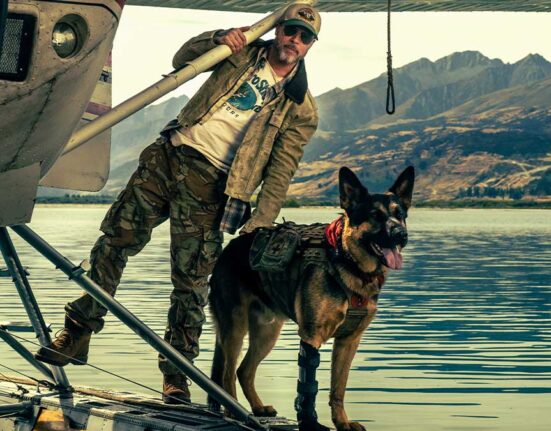 Brad Pitt se preparando para o filme Coração Selvagem com o cachorro Uber.