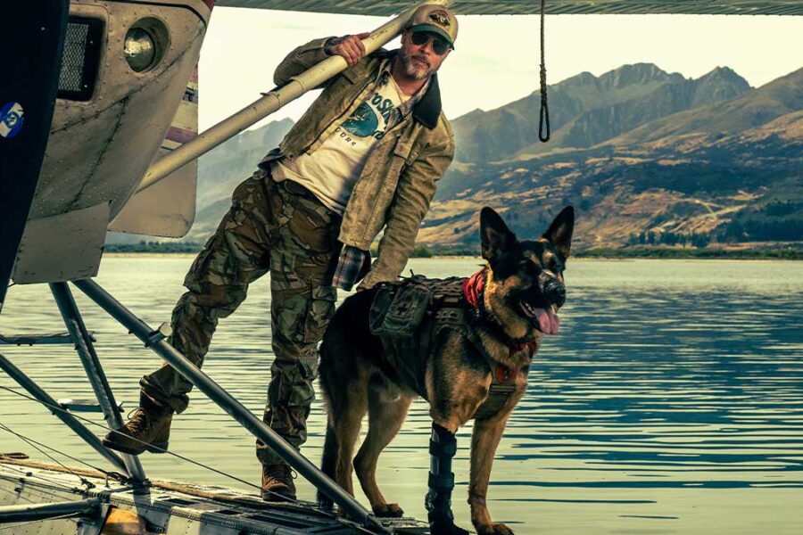 Brad Pitt se preparando para o filme Coração Selvagem com o cachorro Uber.