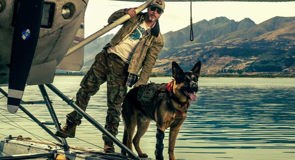 Brad Pitt se preparando para o filme Coração Selvagem com o cachorro Uber.