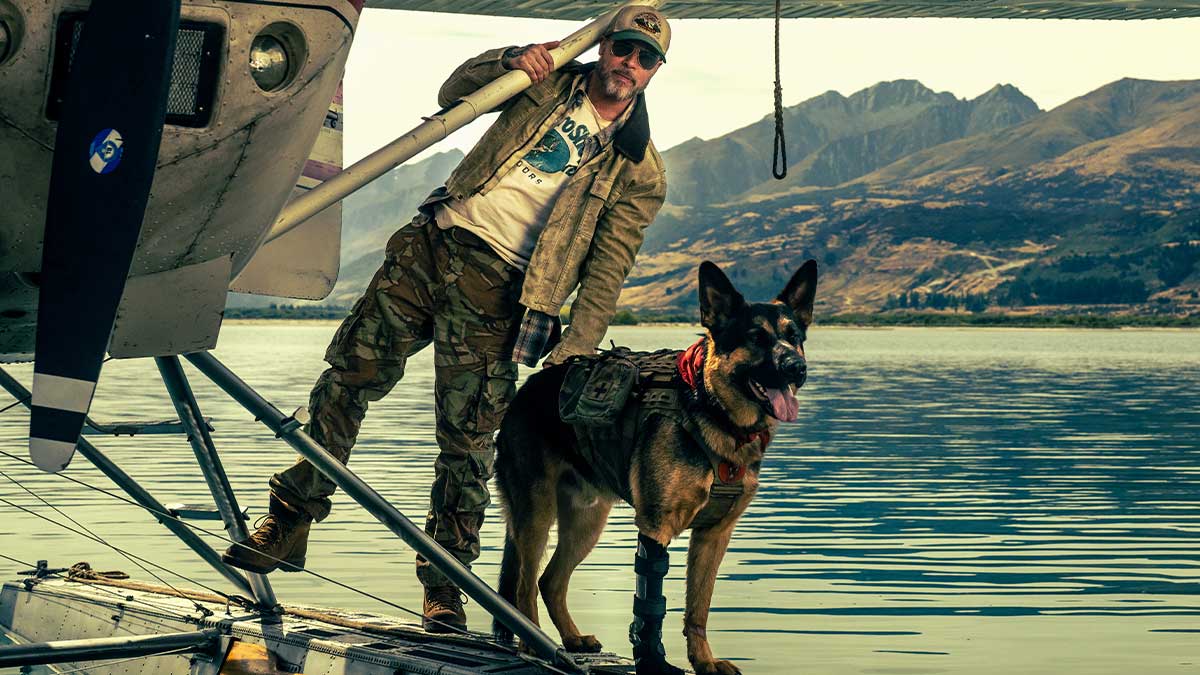 Brad Pitt se preparando para o filme Coração Selvagem com o cachorro Uber.