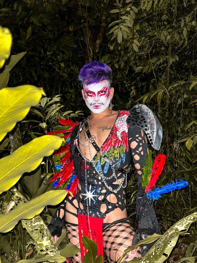 Johann em cena, representando a obra de Waldemar Henrique com expressividade e arte drag.