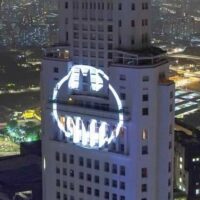 Projeção do Bat-Sinal em São Paulo, evento especial do Batman Day 2026.