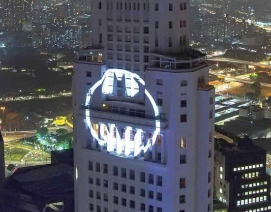 Projeção do Bat-Sinal em São Paulo, evento especial do Batman Day 2026.