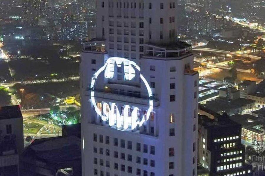 Projeção do Bat-Sinal em São Paulo, evento especial do Batman Day 2026.
