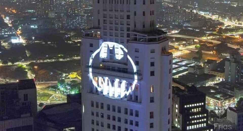 Projeção do Bat-Sinal em São Paulo, evento especial do Batman Day 2026.