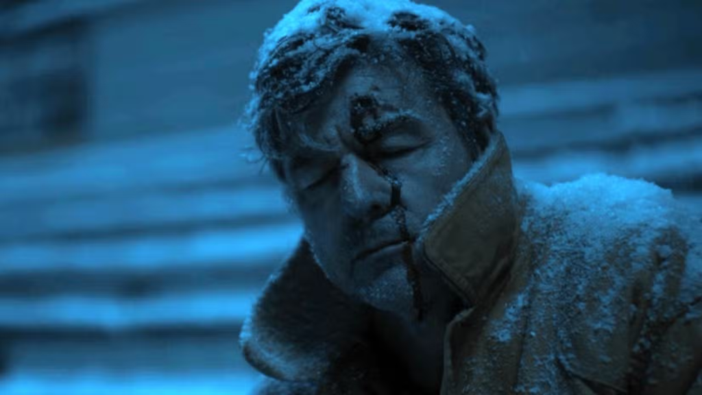 Noah Macon, personagem da série Lanternas, com expressão intrigante.