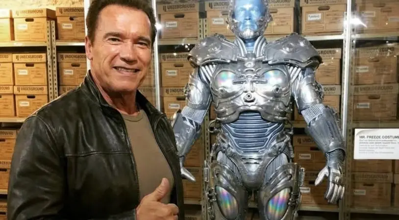 Arnold Schwarzenegger exibe o traje de Mr. Freeze em seu escritório.