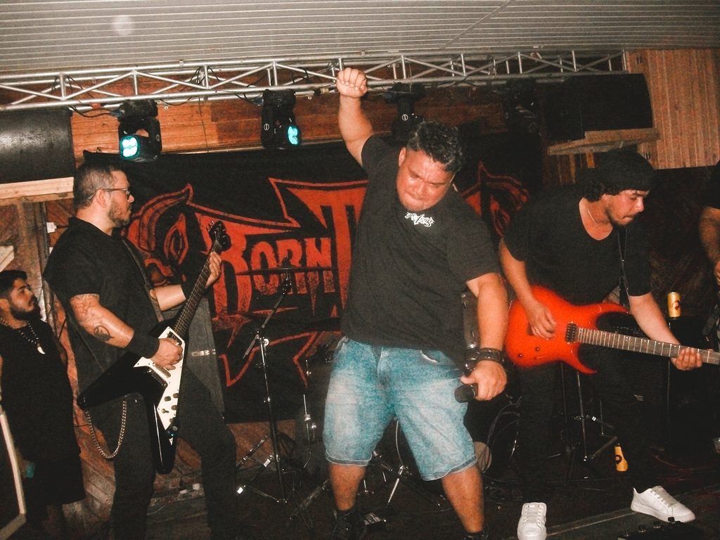 Banda Born II Hate durante gravações do videoclipe 'The Reckoning'.