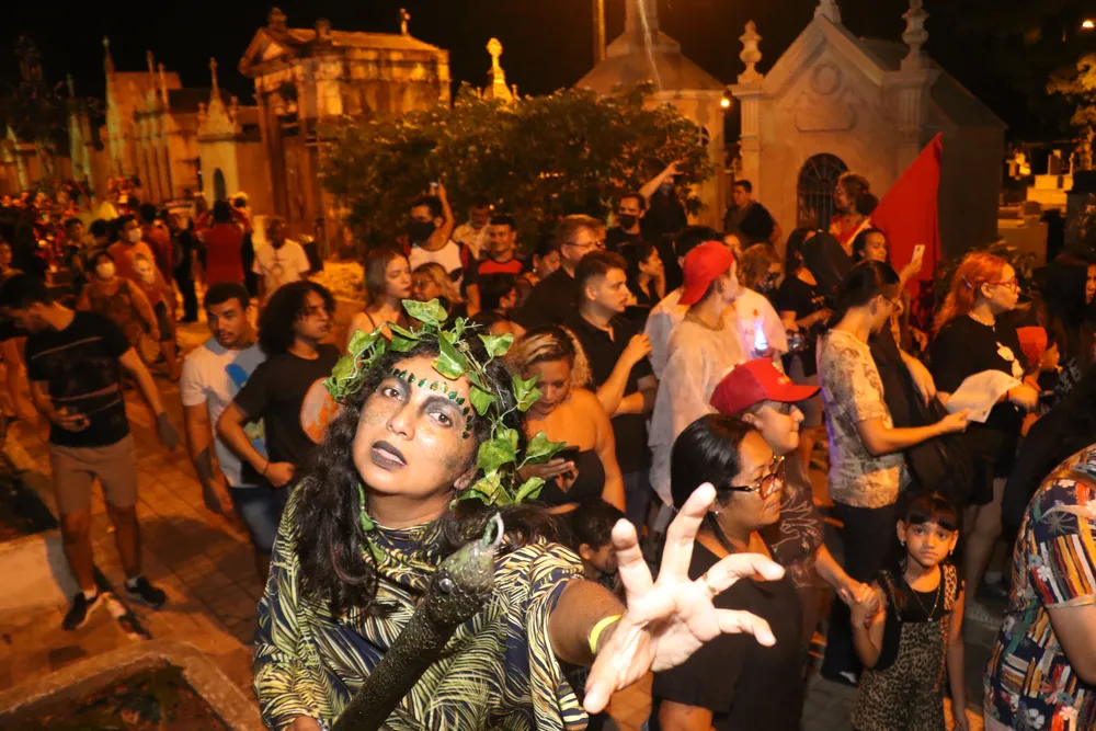 Cortejo Visagento em Belém, celebrando a Matinta Perera e o rio Tucunduba.