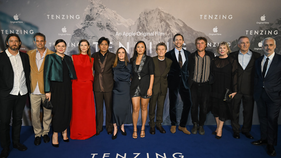 Genden Phuntsok, Tom Hiddleston e Willem Dafoe no tapete vermelho da pré-estreia de Tenzing, em Londres.