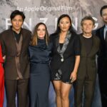 Genden Phuntsok, Tom Hiddleston e Willem Dafoe no tapete vermelho da pré-estreia de Tenzing, em Londres.